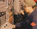 1970年4月24日21时35分，发射控制台操纵员胡世祥按下发射按钮，“东方红一号”随后升天